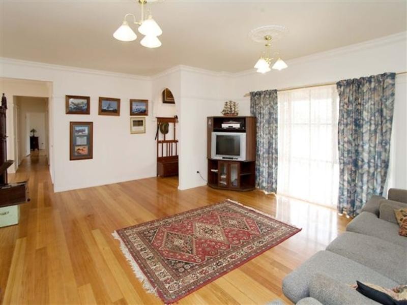 17 Peregrine Road, Oaklands Junction VIC 3063