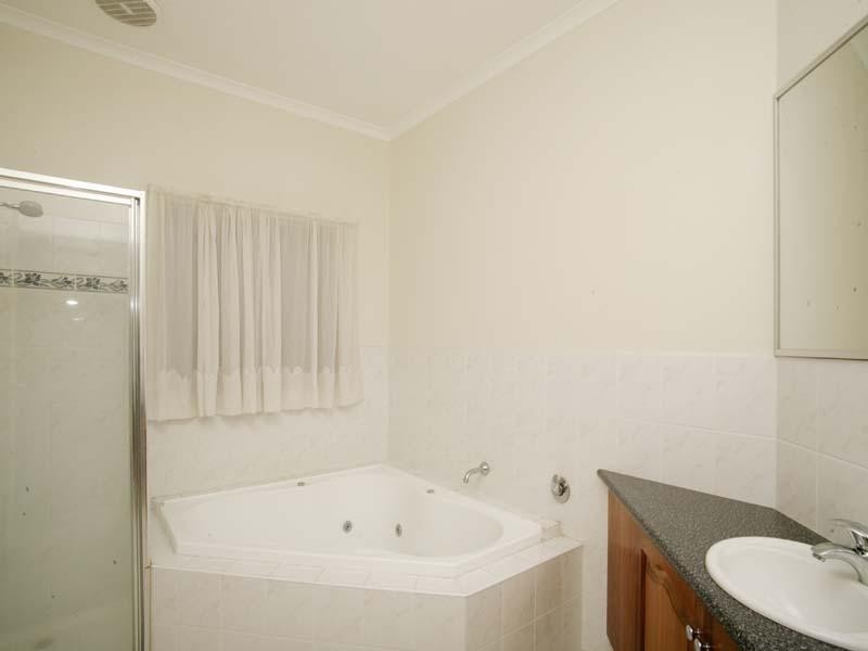 33 Kirkham Drive, Greenvale VIC 3059