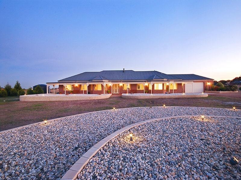 40 Cranesbill Lane, Mickleham VIC 3064