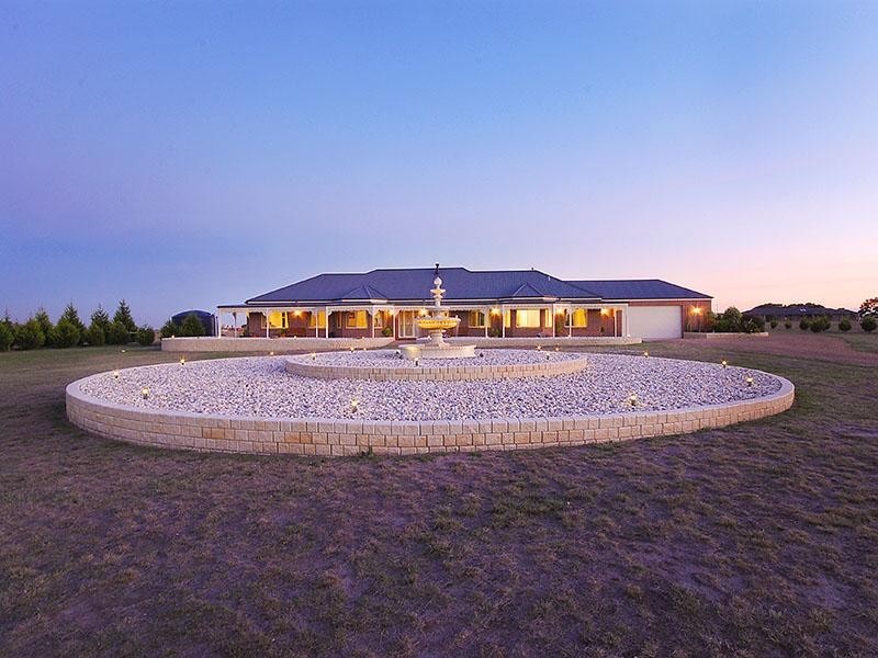 40 Cranesbill Lane, Mickleham VIC 3064