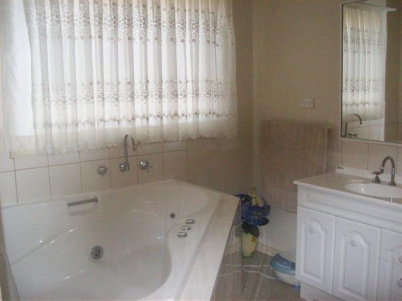 29 Thames Way, Roxburgh Park VIC 3064