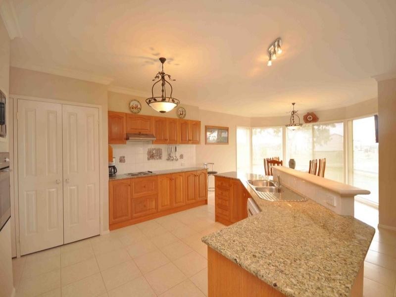 10 Cranesbill Lane, Mickleham VIC 3064