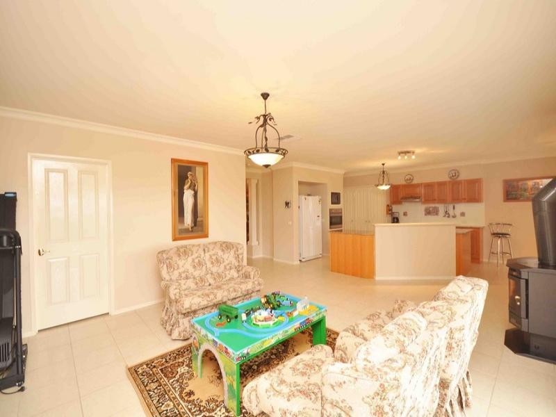 10 Cranesbill Lane, Mickleham VIC 3064
