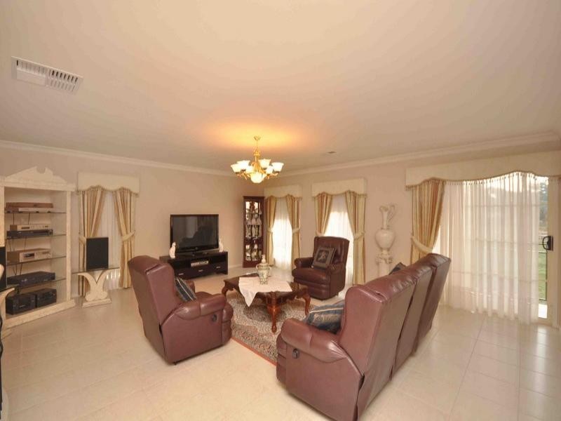 10 Cranesbill Lane, Mickleham VIC 3064