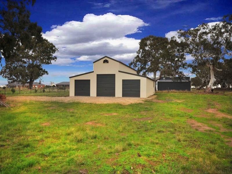 10 Cranesbill Lane, Mickleham VIC 3064