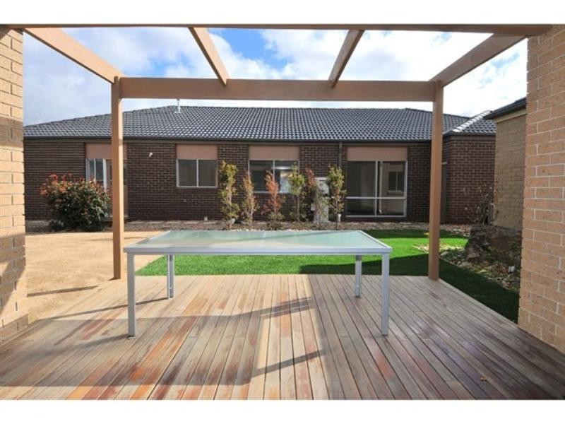 10 Nottingham Close, Craigieburn VIC 3064
