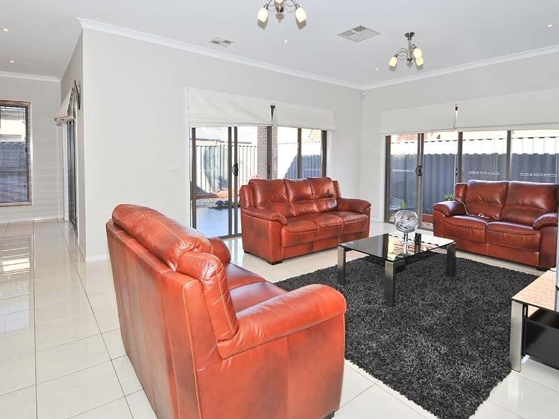 24 Centenial Park Drive, Craigieburn VIC 3064