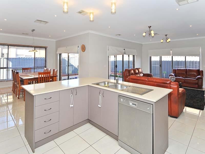 24 Centenial Park Drive, Craigieburn VIC 3064