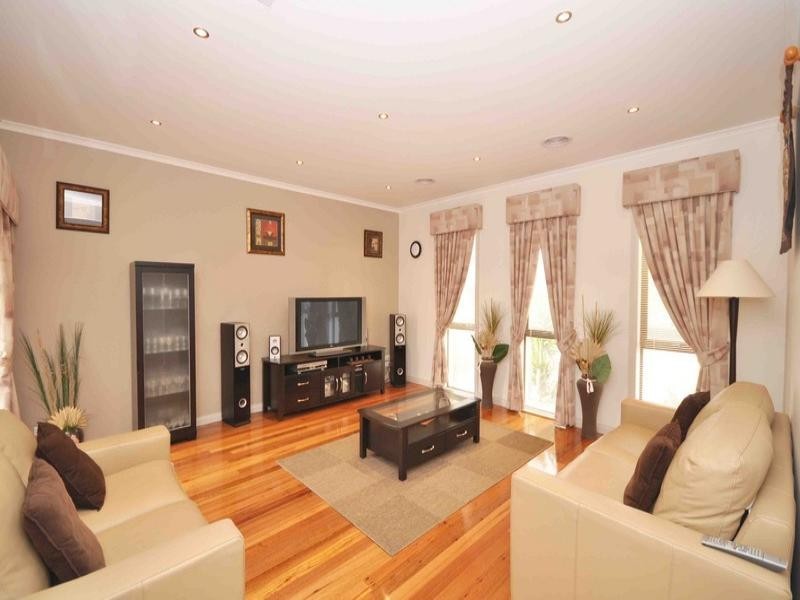 33 Troward Harvey Way, Craigieburn VIC 3064