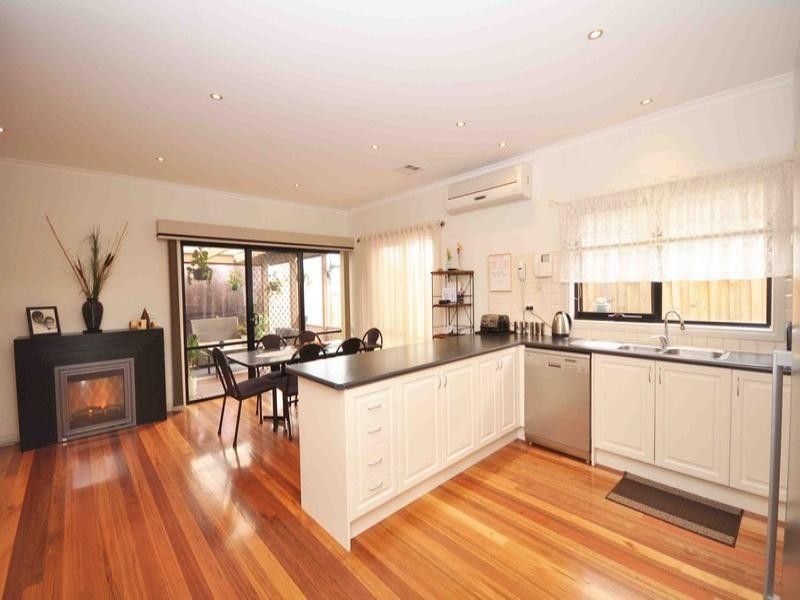 33 Troward Harvey Way, Craigieburn VIC 3064