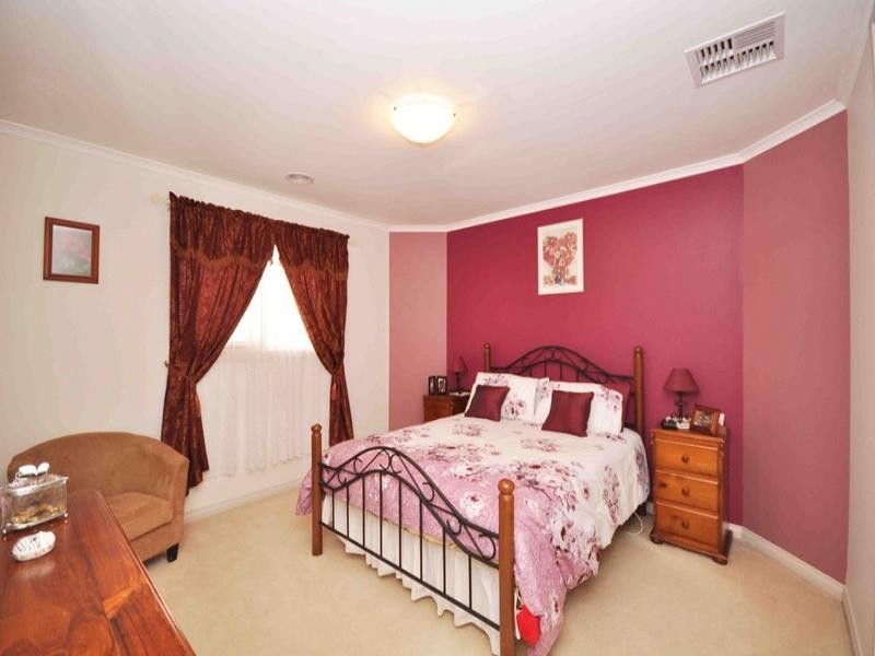 33 Troward Harvey Way, Craigieburn VIC 3064