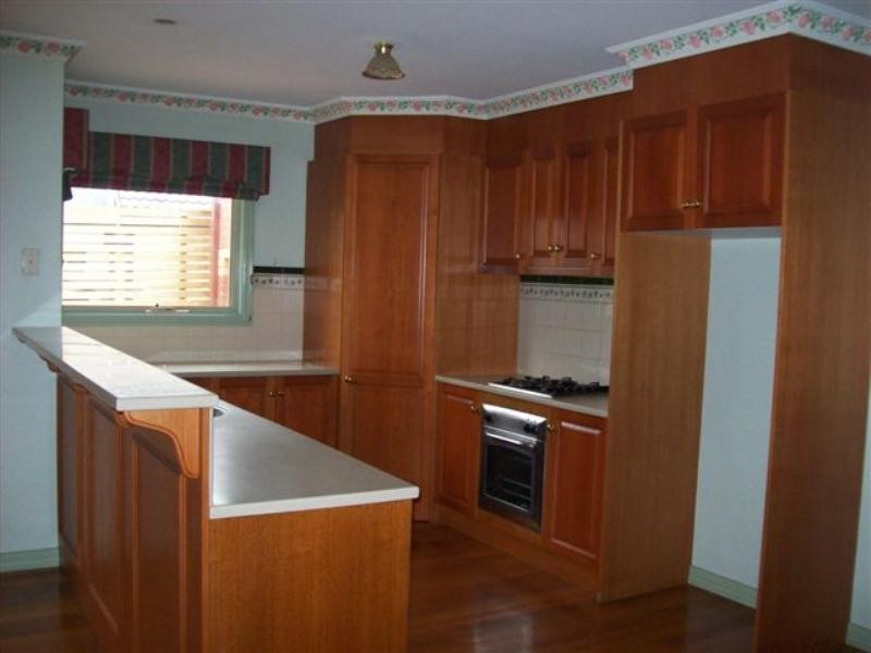 6 Almands Avenue, Roxburgh Park VIC 3064