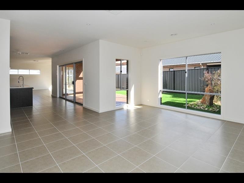 8 Nottingham Close, Craigieburn VIC 3064