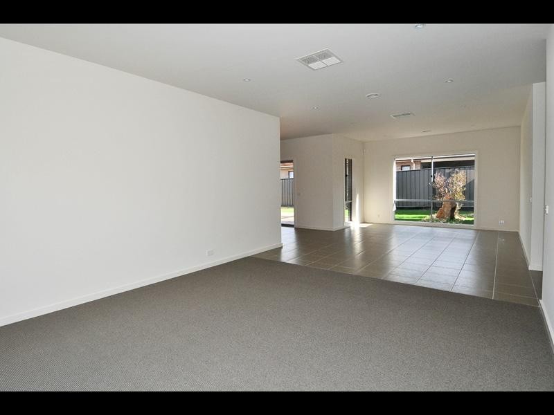 8 Nottingham Close, Craigieburn VIC 3064