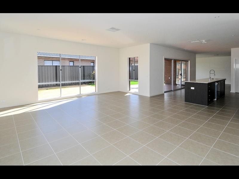 8 Nottingham Close, Craigieburn VIC 3064