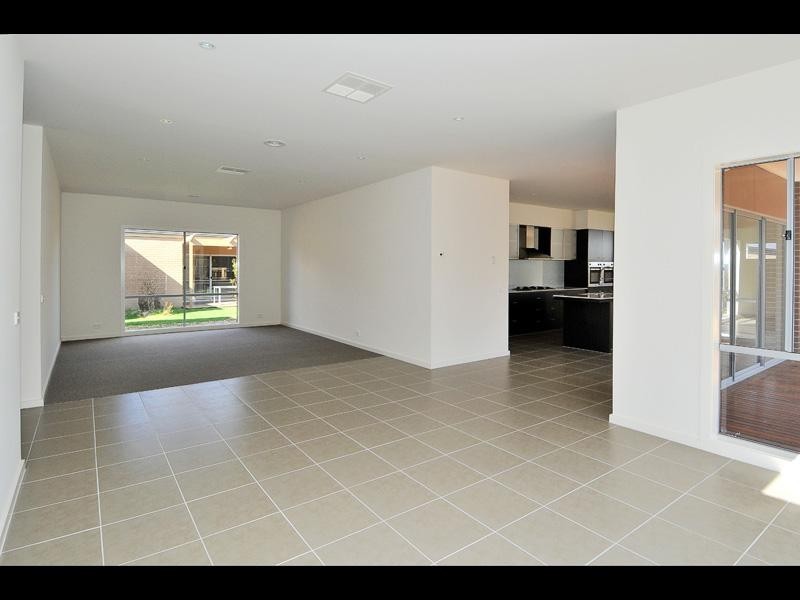 8 Nottingham Close, Craigieburn VIC 3064