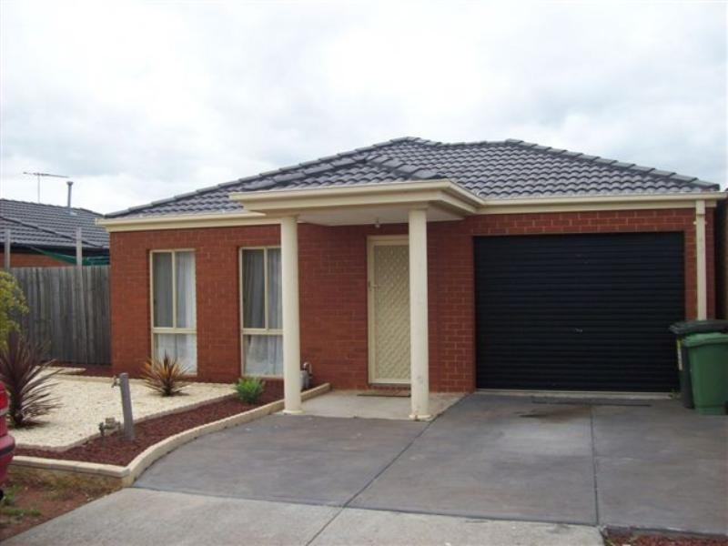 8 Garonne Circuit, Roxburgh Park VIC 3064