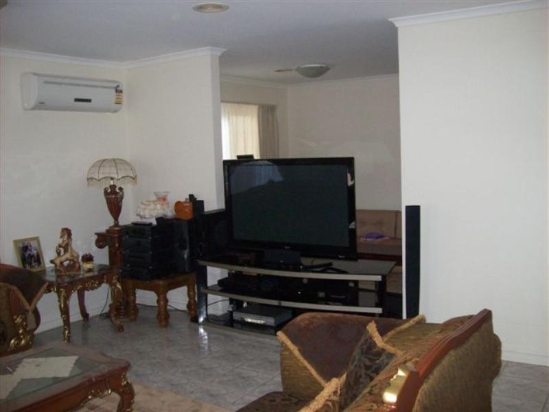 8 Garonne Circuit, Roxburgh Park VIC 3064