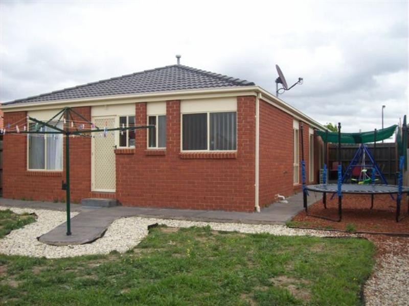 8 Garonne Circuit, Roxburgh Park VIC 3064