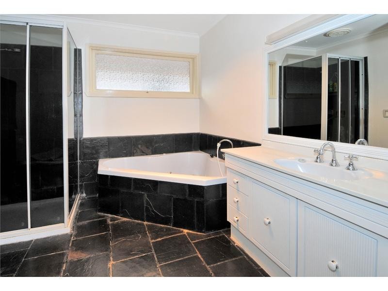 8 Fern Court, Craigieburn VIC 3064