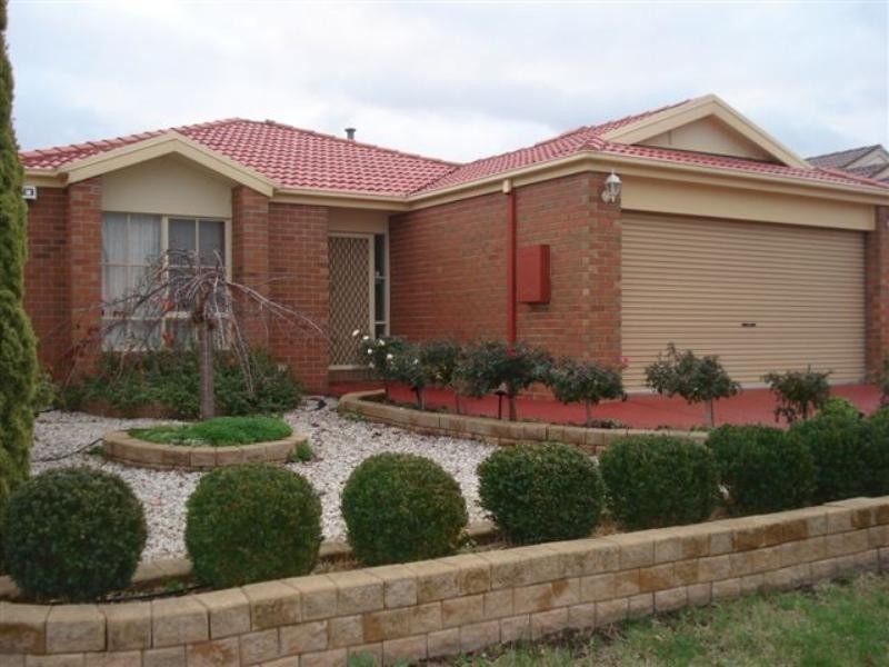 15 Delphinius Crescent, Roxburgh Park VIC 3064