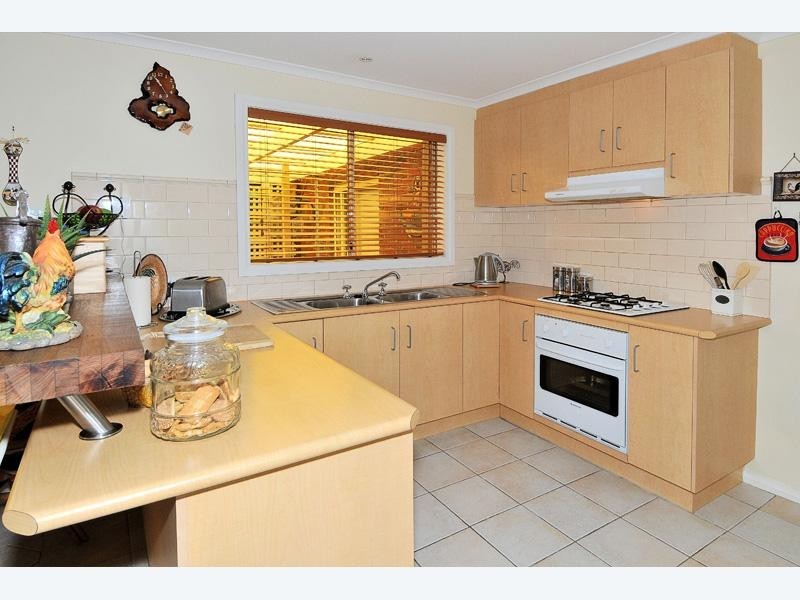 28 Caulfield Crescent, Roxburgh Park VIC 3064