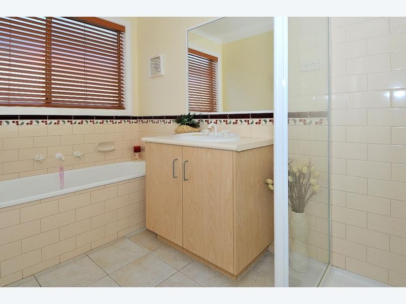 28 Caulfield Crescent, Roxburgh Park VIC 3064