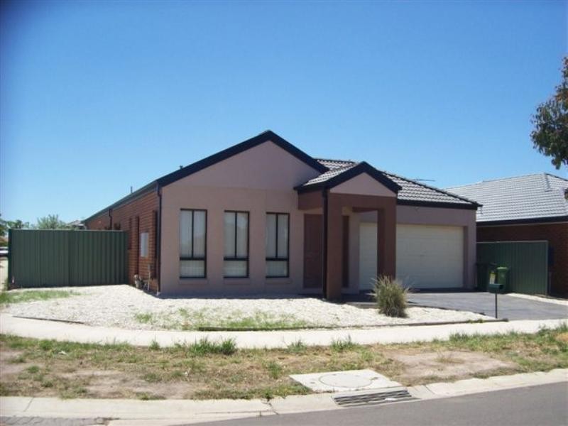 130 Malcolm Creek Parade, Craigieburn VIC 3064