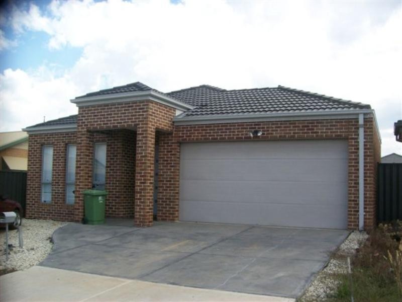 18 Gippsland Way, Craigieburn VIC 3064