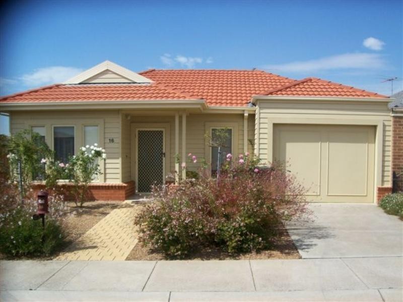 16 Branchilly Drive, Roxburgh Park VIC 3064