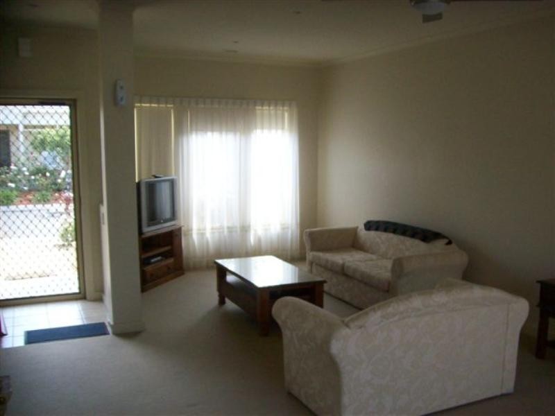 16 Branchilly Drive, Roxburgh Park VIC 3064