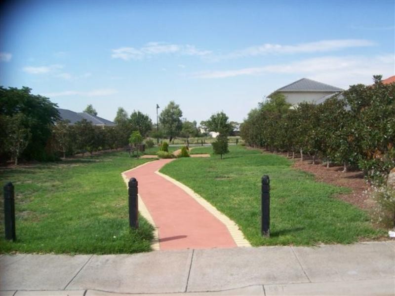 16 Branchilly Drive, Roxburgh Park VIC 3064