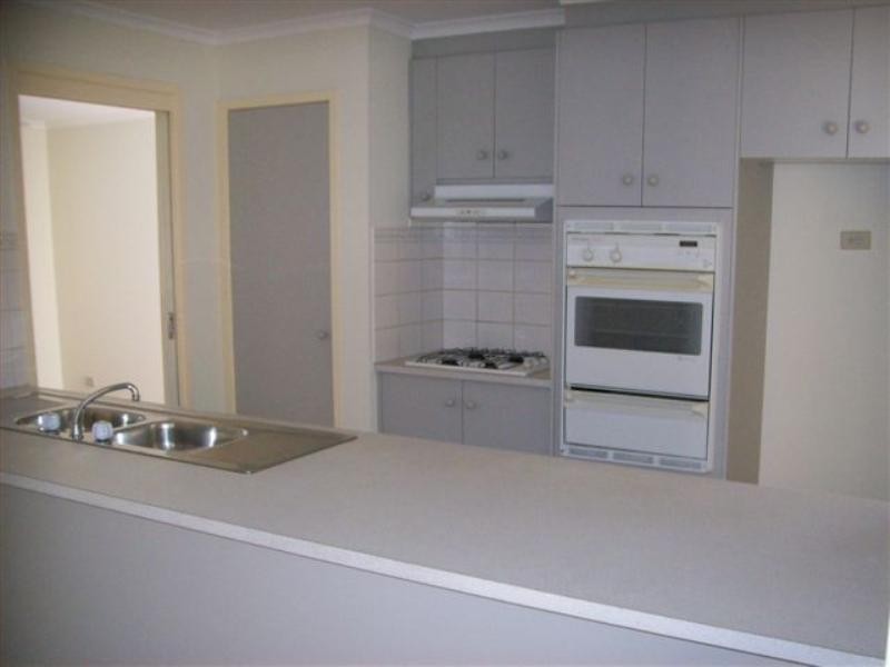 24 Harvey Court, Roxburgh Park VIC 3064