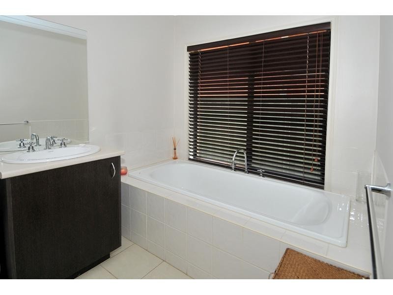 9 Chelsworth Loop, Craigieburn VIC 3064