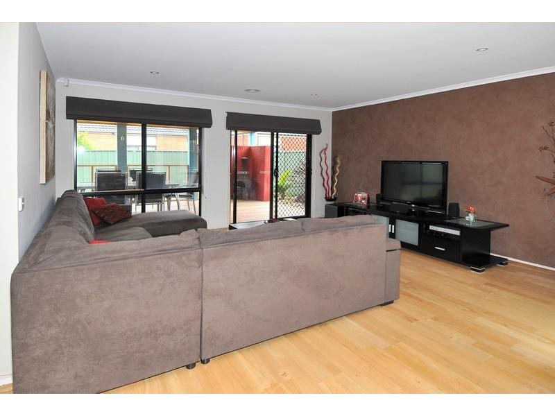 9 Chelsworth Loop, Craigieburn VIC 3064