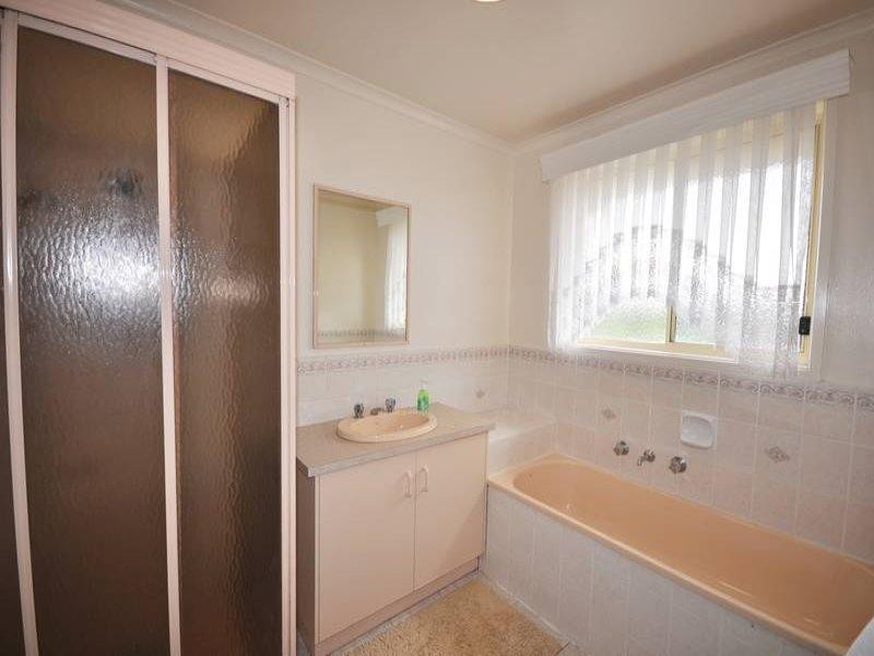 24 Rearden Crescent, Roxburgh Park VIC 3064