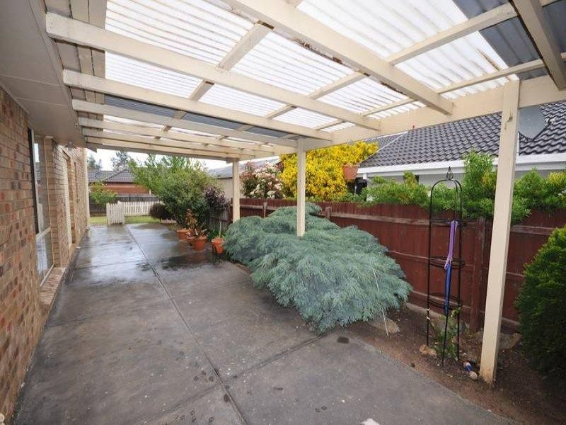 24 Rearden Crescent, Roxburgh Park VIC 3064