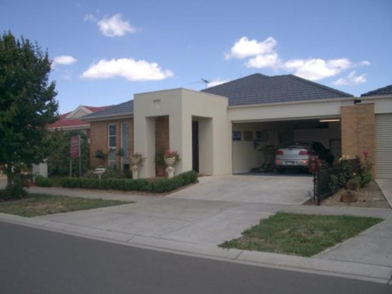 17 Moir Drive, Roxburgh Park VIC 3064