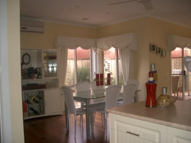 17 Moir Drive, Roxburgh Park VIC 3064