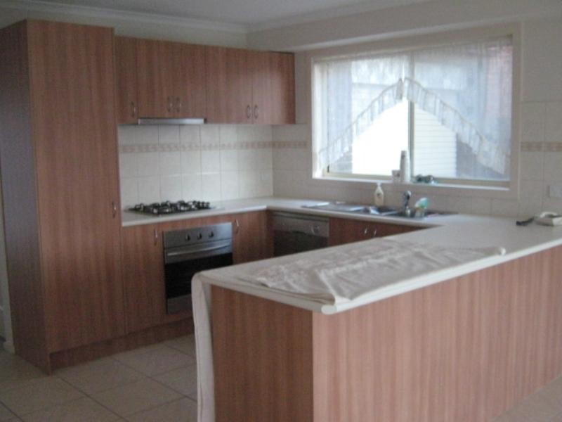 15 Brushwood Circuit, Roxburgh Park VIC 3064