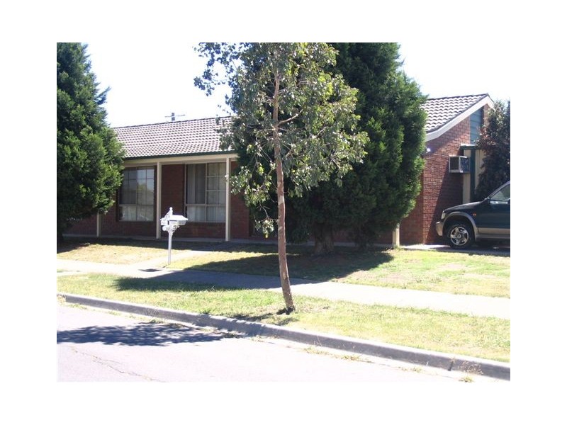 18 Manningtree Parade, Craigieburn VIC 3064