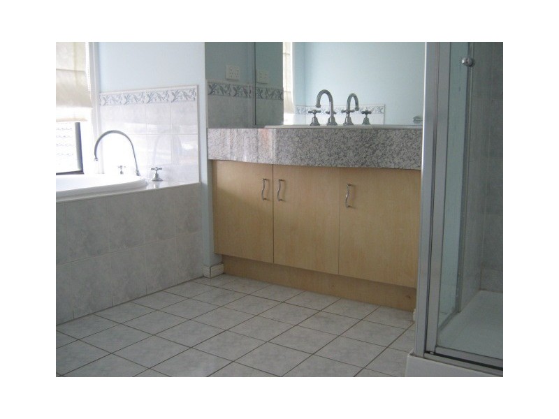 8 Ebro Court, Roxburgh Park VIC 3064