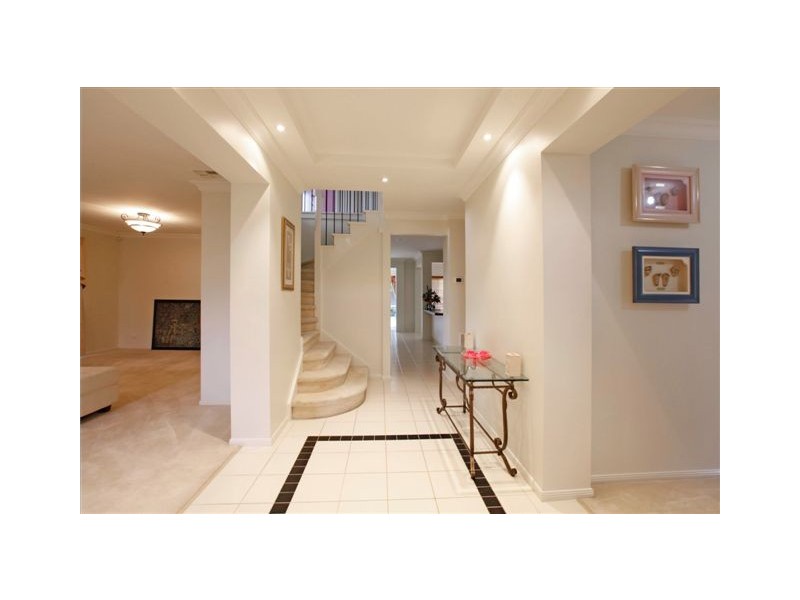 9 Lakeside Drive, Roxburgh Park VIC 3064