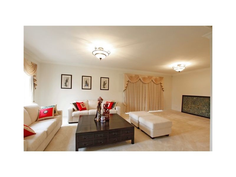 9 Lakeside Drive, Roxburgh Park VIC 3064