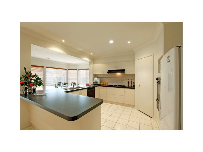 9 Lakeside Drive, Roxburgh Park VIC 3064