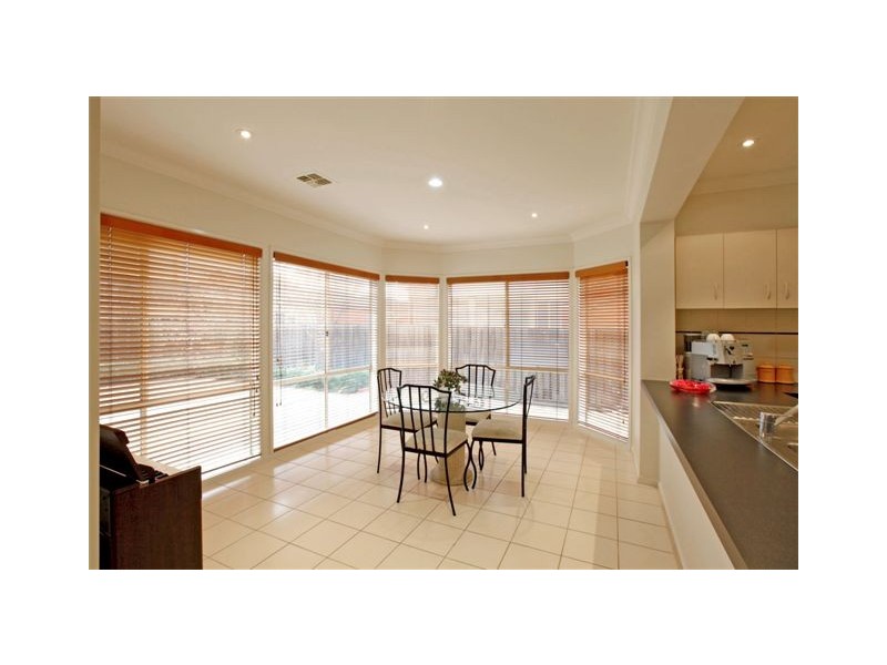 9 Lakeside Drive, Roxburgh Park VIC 3064