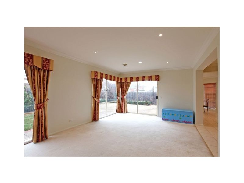 9 Lakeside Drive, Roxburgh Park VIC 3064