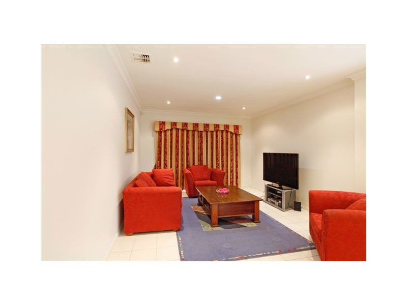 9 Lakeside Drive, Roxburgh Park VIC 3064