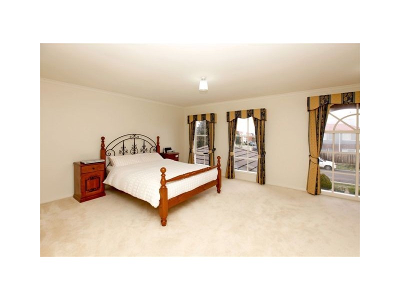 9 Lakeside Drive, Roxburgh Park VIC 3064