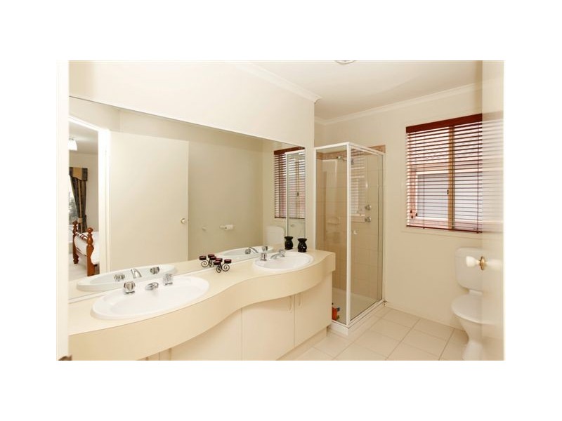 9 Lakeside Drive, Roxburgh Park VIC 3064